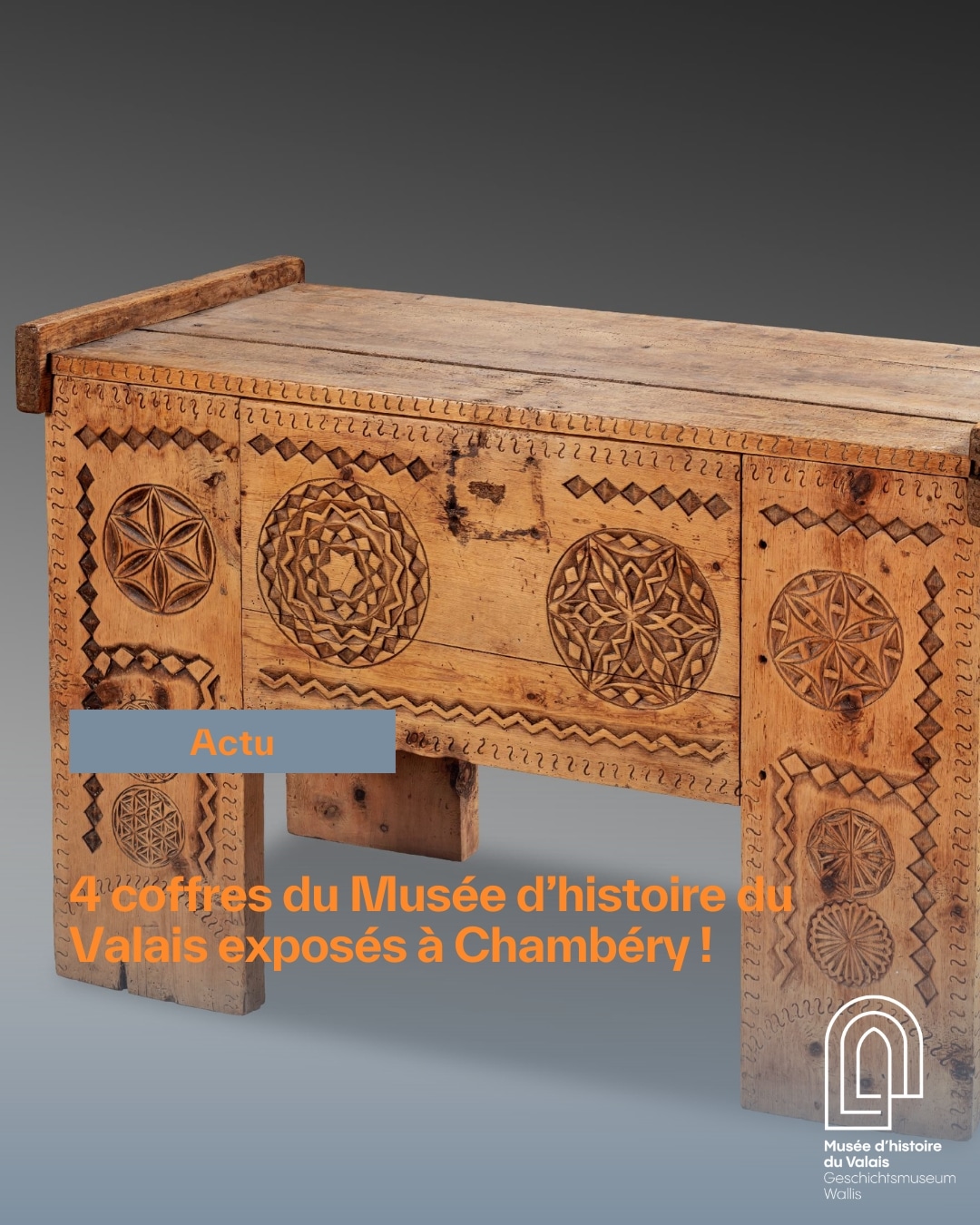 Quatre coffres médiévaux du Musée d’histoire du Valais ont quitté la Suisse et sont exposés dans la nouvelle exposition temporaire du Musée Savoisien de Chambéry, intitulée "De l’or au bout des doigts. Artistes et artisans dans les Etats de Savoie au Moyen Âge" ! 🇫🇷 Cette exposition est l’aboutissement d’un projet collectif transfrontalier, mené par le réseau « Art médiéval dans les Alpes », réunissant huit institutions patrimoniales suisses, italiennes et françaises : le musée diocésain de Suse, le Palazzo Madama-Museo civico d’arte antica de Turin, l’assessorat à l’Education et la Culture de la Vallée d’Aoste, le Musée d’histoire du Valais, le musée d’Art et d’Histoire de Genève, le musée-château d’Annecy et le Musée Savoisien de Chambéry. Inauguré en 2020 avec la publication d’un ouvrage collectif, ce projet propose d’explorer les savoir-faire au Moyen Age et la circulation des modèles artistiques. 👉 Une exposition à découvrir jusqu'au 1er septembre 2025 #museesvalais #museum #wallisermuseen #museedhistoireduvalais @palazzomadama @mahgeneve @museesannecy 📷 © Musées cantonaux du Valais, Sion. Photo Michel Martinez