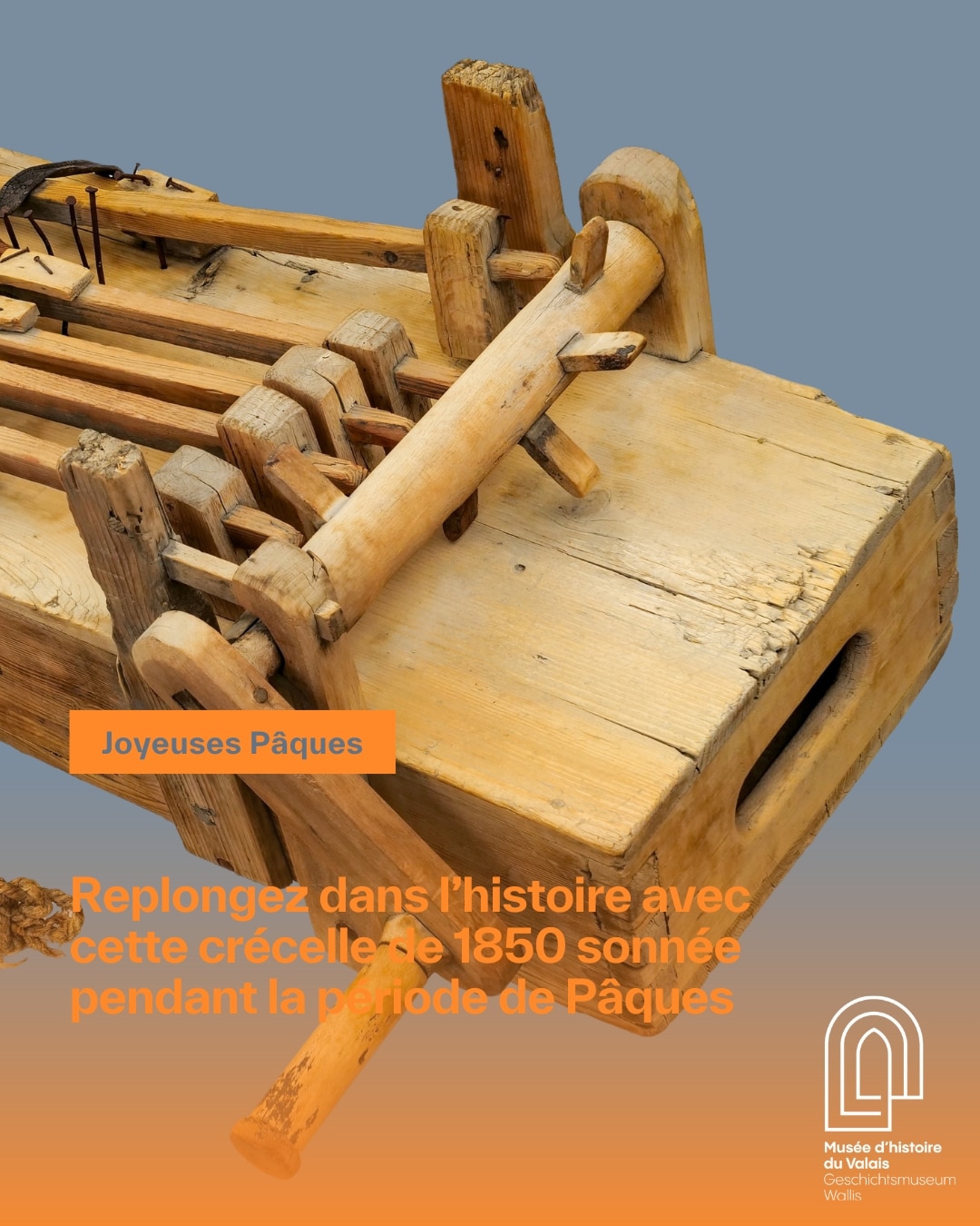 Pour l'occasion, (re)découvrez la grande crécelle à manivelle et marteaux (1850) et qui était exposée dans la dernière exposition organisée par le Musée d'histoire du Valais : "Valais Sound System" ! Durant la période de Pâques, les cloches des églises cessent de sonner du Jeudi saint au jour de Pâques – la légende raconte qu’elles partent à Rome. Dans l’est de la France comme dans plusieurs régions catholiques de Suisse, on les remplace par des crécelles en bois de typologie et aux noms variés (tapolet ou encore tic-tac). Habituellement sonnées en procession et par les enfants du village, il en existe des versions plus imposantes, munies de marteaux actionnés grâce à une manivelle et parfois destinées à être installées dans les clochers. ℹ️🕚 Pendant cette période festive, le Musée d'histoire, le Musée d'art et le Musée de la nature du Valais restent ouverts aux horaires habituels : du mardi au dimanche (11h00 - 17h00). #museesvalais #museum #wallisermuseen #museedhistoireduvalais 📷 © Musées cantonaux du Valais, Sion. Photo Alexandre de Torrenté 📷 Kippel, années 1920 © Albert Nyfeler, Sammlung Ignaz Bellwald